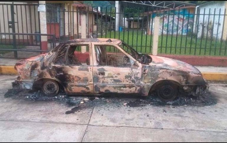 Los inconformes tomaron un vehículo oficial Aveo azul, que fue incendiado frente al Palacio Municipal. ESPECIAL