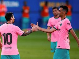 Leo Messi (i) celebra con su compañero Sergi Busquets (d) tras marcar el 2-0 durante el partido de pretemporada ante el Girona FC. EFE/E. Fontcuberta