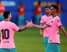 Leo Messi (i) celebra con su compañero Sergi Busquets (d) tras marcar el 2-0 durante el partido de pretemporada ante el Girona FC. EFE/E. Fontcuberta