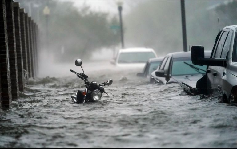 Una vialidad luce hoy inundada en Pensacola, Florida. AP/G. Herbert