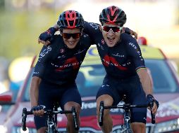 El polaco (D) cruzó la meta abrazando a su compañero en Ineo, el ecuatoriano Richard Carapaz. AP / S. Mahe