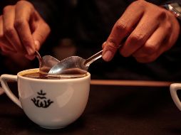 Al agregar azúcar, la composición de la bebida puede modificarse y por eso, aunque su sabor puede ser amargo, es recomendable incluir el café sin azúcar en tu dieta. EL INFORMADOR / ARCHIVO