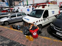 Personas reparan una 