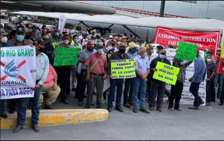 Los representantes de 15 mil productores agrícolas de Tamaulipas acudieron con carteles en donde expresaron sus exigencias. ESPECIAL