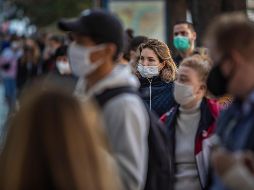 Las autoridades sanitarias observan una disminución del ritmo de nuevos casos pero temen que se deba únicamente a la saturación de los servicios que realizan las pruebas de diagnóstico. EFE / M. Divisek