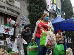 Durante el transcurso del día también se ha observado a familias de víctimas salir con sus maletas del inmueble de la CNDH. SUN / C. Mejía