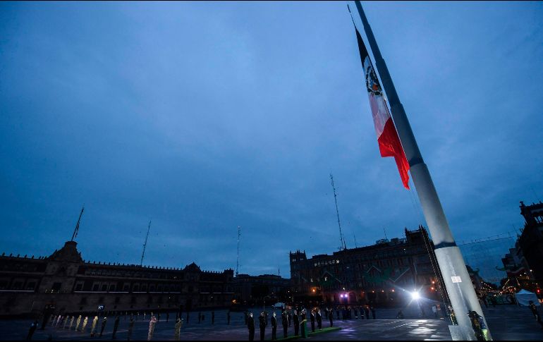A las 07:19 horas de este sábado se realizó un toque militar en memoria de los fallecidos. AFP / P. Pardo