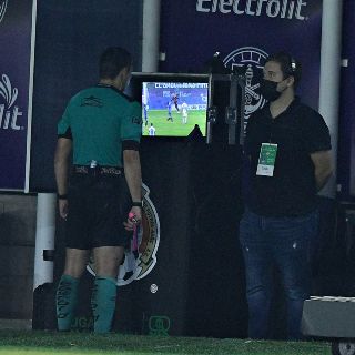Arturo Brizio valida el penalti de dos toques