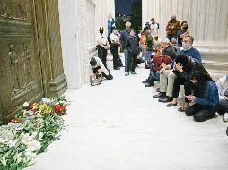 HOMENAJE. Varias personas se reunieron frente al Tribunal Supremo para despedir a Ruth Bader Ginsburg.  XINHUA