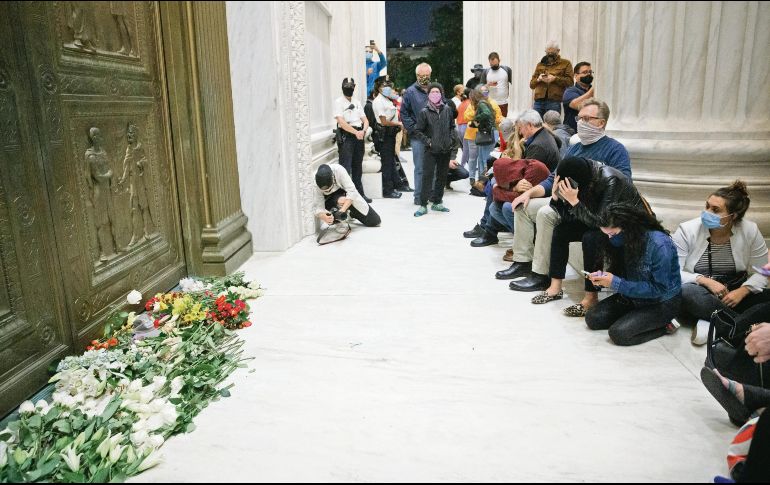 HOMENAJE. Varias personas se reunieron frente al Tribunal Supremo para despedir a Ruth Bader Ginsburg.  XINHUA