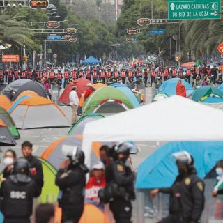 Reclaman la renuncia de AMLO con plantón