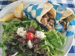 GYRO MIXTO. Con carne de cordero, res y cerdo, acompañado por una ensalada horiatiki. EL INFORMADOR • F. González