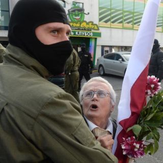 La policía comienza a detener a manifestantes en el centro de Minsk