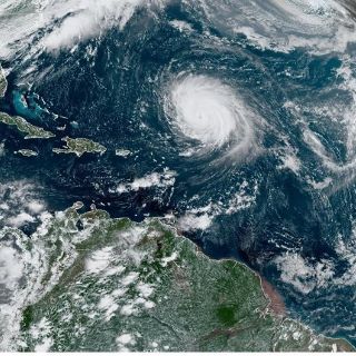 La tormenta "Beta" se acerca a Texas y el huracán "Teddy" a Bermudas