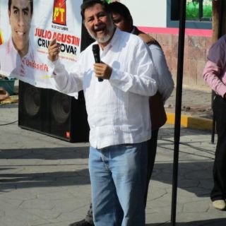 Arrojan huevos y tomates a Fernández Noroña en Hidalgo