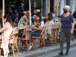 Personas en un restaurante este lunes en Londres. Se espera que Boris Johnson anuncie mañana nuevos controles para reducir la velocidad de los contagios. AP/K. Wigglesworth