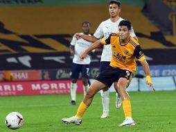 Raúl Jiménez disputa el balón durante el partido de este lunes. EFE/S. Forster