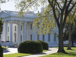 Un miembro del servicio secreto estadounidense vigila desde el tejado de la Casa Blanca, en Washington DC. EFE/ARCHIVO