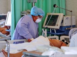 La Secretaría de Salud informó ayer que se reportaron 73 mil 967 defunciones a causa del COVID-19 y 700 mil 580 personas han sido confirmadas con el nuevo virus. AFP / ARCHIVO