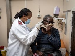 Expertos aseguran que necesitan ampliar los test y mejorar el tiempo de respuesta para aislar y tratar rápidamente los casos positivos en África. EFE / ARCHIVO