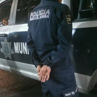 Detienen a dos hombres con armas; uno tenía uniforme de policía de Guadalajara