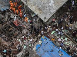 Equipos de socorristas, ayudados por perros rastreadores, trabajan en la zona. EFE/Y. Solanki