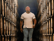 Dwayne Johnson muestra botellas de sus productos, explicó que este año espera vender un millón de botellas de tequila.  ESPECIAL