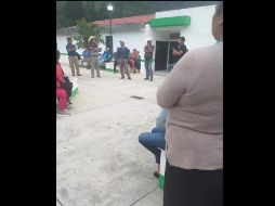 El alcalde fue liberado al comprometerse en mandar maquinaria a la comunidad para arreglar el camino. ESPECIAL