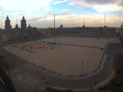 Usuarios de Twitter criticaron que la Plaza de la Constitución luciera prácticamente vacía debido a las pocas casas de campaña que se aprecian. TWITTER/@webcamsdemexico