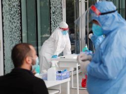 No descartan la posibilidad de que el virus se haya vuelto más contagioso, lo que genera problemas para controlarlo, así como para encontrar una vacuna eficaz. EFE/Z. Kurtsikidze