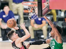 FIGURA. El novato Tyler Herro (izquierda) tuvo una destacada actuación al aportar 37 puntos para Miami. AP