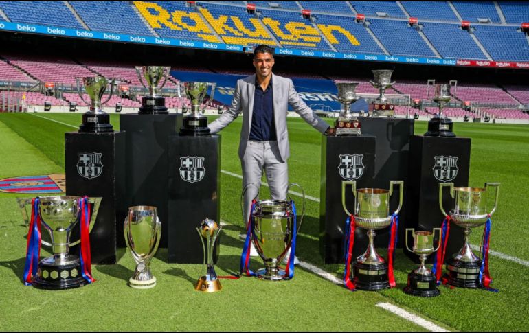 Subido al podio de los goleadores históricos del Barcelona con 198 goles, Suárez se ve obligado a marcharse después que el nuevo técnico Ronald Koeman le comunicara que no contaba con él esta temporada. TWITTER / @FCBarcelona