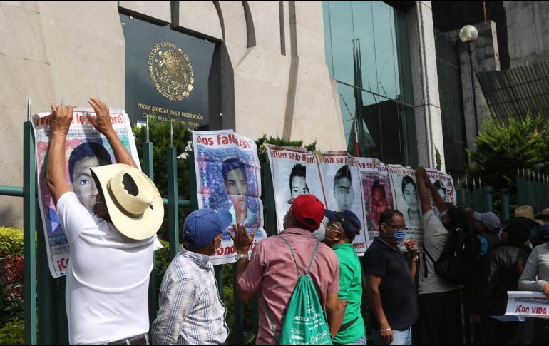 Padres de los 43 se manifestaron en el Consejo de la Judicatura Federal para recibir información sobre los jueces que han concedido la liberación de los presuntos implicados. SUN / C. Mejía
