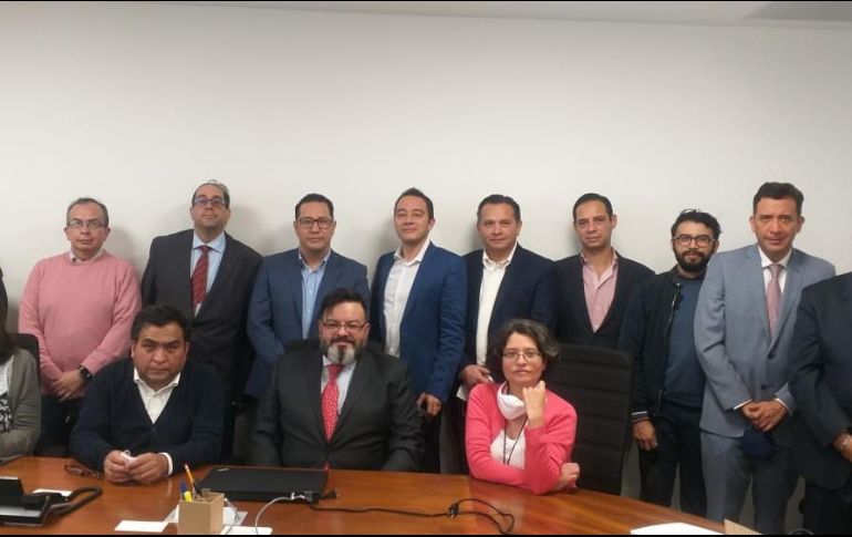 Trujillo Segura (c) logró alcanzar un acuerdo con productores de camiones pesados del país para aplazar un año la entrada en operación de la NOM-044. TWITTER/@jultruji