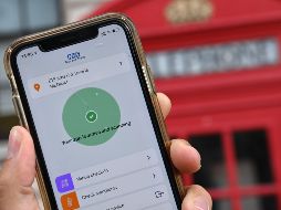 El Gobierno británico lanzó hoy una aplicación de rastreo que alerta a usuarios si pasan 15 minutos o más a una distancia de dos metros de una persona que ha dado positivo para COVID-19. AFP/D. Leal-Olivas