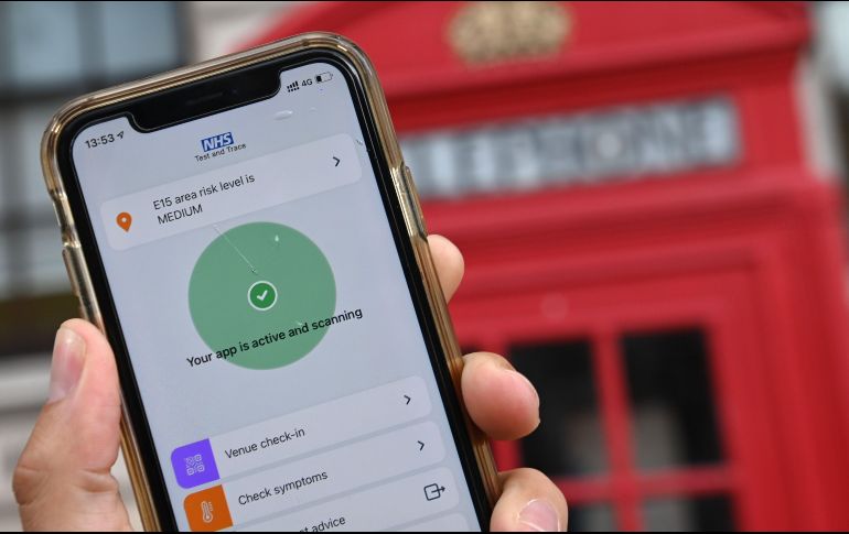 El Gobierno británico lanzó hoy una aplicación de rastreo que alerta a usuarios si pasan 15 minutos o más a una distancia de dos metros de una persona que ha dado positivo para COVID-19. AFP/D. Leal-Olivas