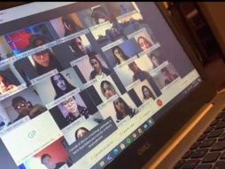 La educadora se expresa molesta y con gritos porque algunos estudiantes no tenían la cámara encendida durante la clase. TWITTER/@CerebrosG