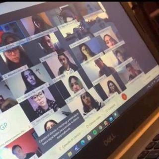 Maestra grita a alumno en clase en línea; la suspenden