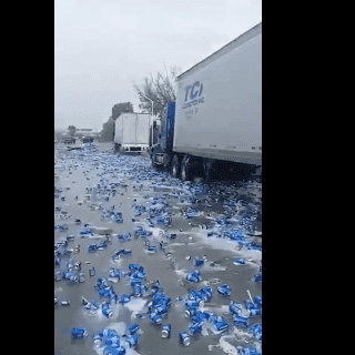 Hacen rapiña de cerveza tras volcar tráiler en la México-Querétaro