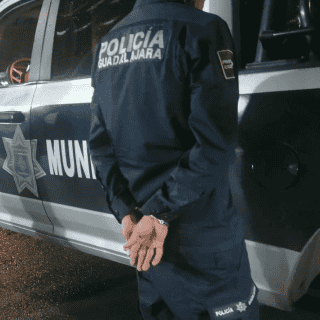 Procesan a sujeto que se disfrazó de policía