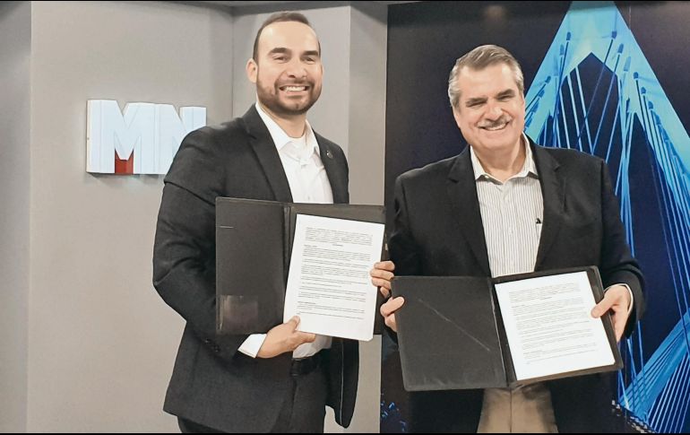 Luis Arriaga, rector del ITESO (izq.) y Enrique Yamuni, director de Megacable (der.), presentan el acuerdo. EL INFORMADOR/S. Flores