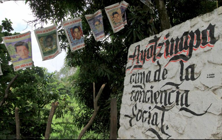 La desaparición forzada de los 43 estudiantes, trágico episodio que marcó la historia reciente en México, cumple este sábado seis años con destellos que dan cierta luz al caso. NTX / ARCHIVO