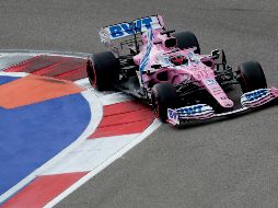 Pese a su gran actuación, Pérez quedó por detrás de los dos Mercedes y del Red Bull del neerlandés Max Verstappen, que se colocó segundo entre los dos monoplazas de la escudería alemana. AP / ARCHIVO