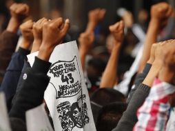 Familiares de los 43 estudiantes desaparecidos de Ayotzinapa protestan este sábado a las afueras de las instalaciones de la Fiscalía General de la República. EFE/J. Méndez