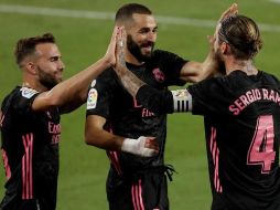 El defensa del Real Madrid, Sergio Ramos (d), celebra con sus compañeros tras marcar el tercer gol ante el Betis. EFE/J. Muñoz