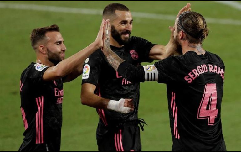 El defensa del Real Madrid, Sergio Ramos (d), celebra con sus compañeros tras marcar el tercer gol ante el Betis. EFE/J. Muñoz