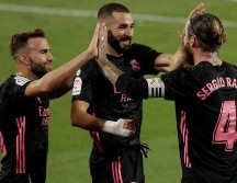 El defensa del Real Madrid, Sergio Ramos (d), celebra con sus compañeros tras marcar el tercer gol ante el Betis. EFE/J. Muñoz