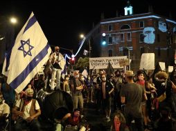 Muchos inconformes agitaron banderas israelíes y pancartas con varios mensajes. EFE/A. Sultan