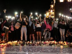 Familiares y amigos de la docente Jessica González Villaseñor encienden veladoras afuera del Palacio de Gobierno, en la Ciudad de Morelia. EFE/I. Villanueva
