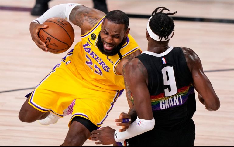 LeBron James anotó 38 puntos y Lakers es monarca del Oeste. AP/M. Terrill